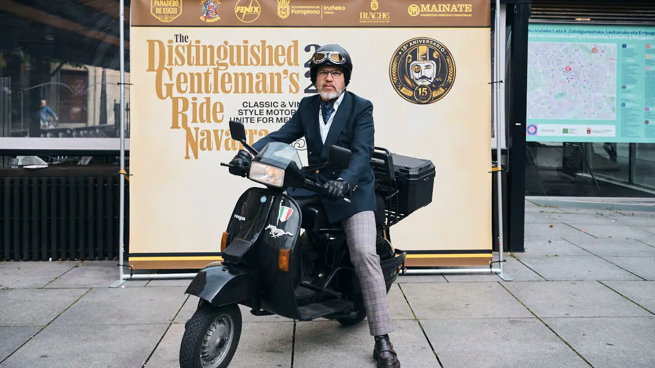 Participantes de la Distinguished Gentleman&rsquo;s Ride recorren Pamplona con sus motos cl&aacute;sicas y vestimenta elegante en una jornada solidaria por la salud masculina. PABLO LASAOSA