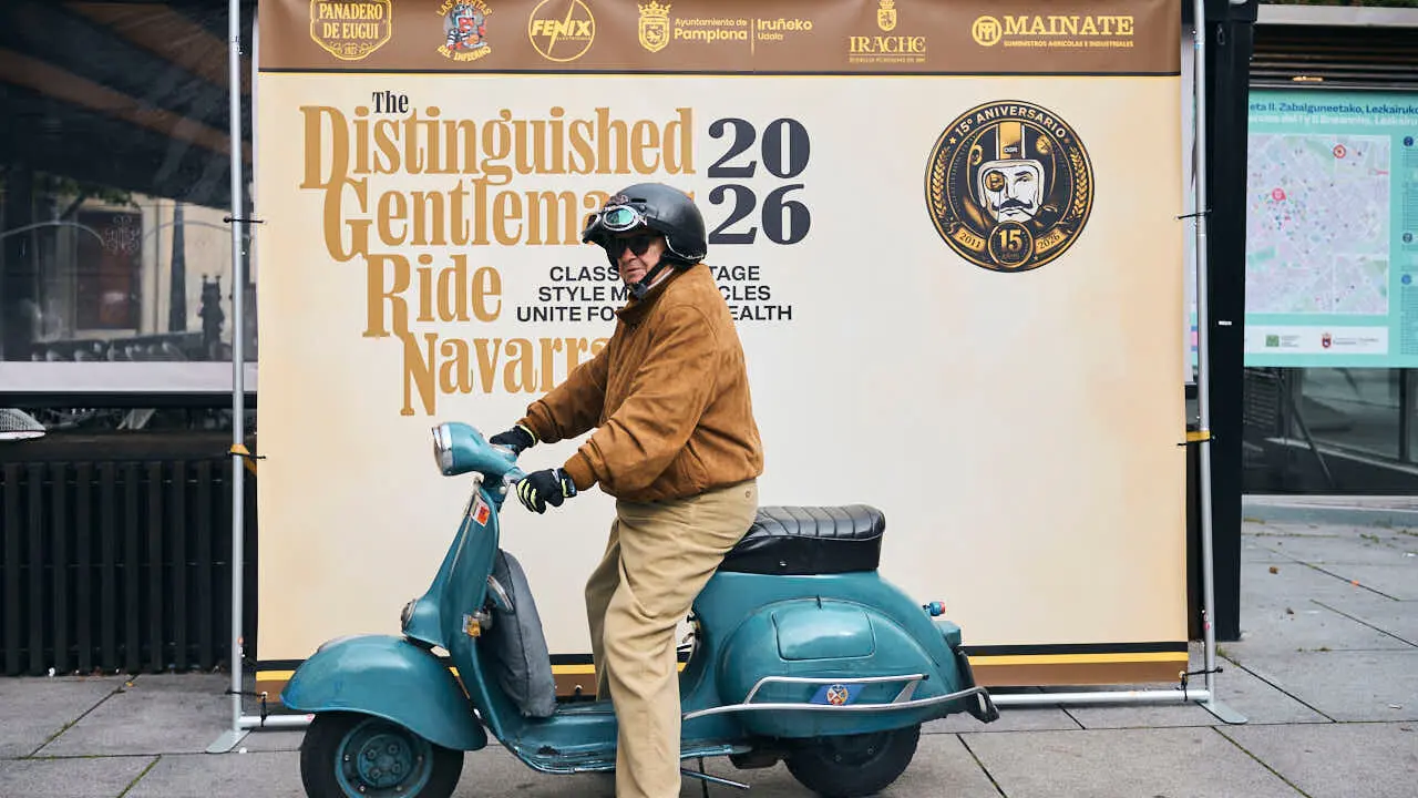 Participantes de la Distinguished Gentleman&rsquo;s Ride recorren Pamplona con sus motos cl&aacute;sicas y vestimenta elegante en una jornada solidaria por la salud masculina. PABLO LASAOSA