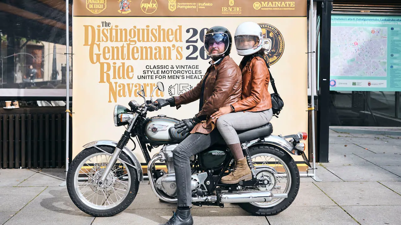 Participantes de la Distinguished Gentleman&rsquo;s Ride recorren Pamplona con sus motos cl&aacute;sicas y vestimenta elegante en una jornada solidaria por la salud masculina. PABLO LASAOSA