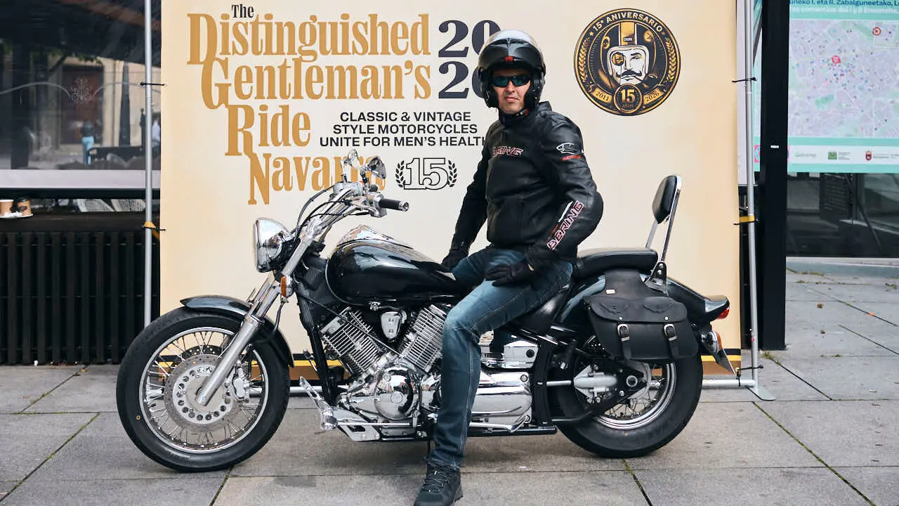 Participantes de la Distinguished Gentleman&rsquo;s Ride recorren Pamplona con sus motos cl&aacute;sicas y vestimenta elegante en una jornada solidaria por la salud masculina. PABLO LASAOSA