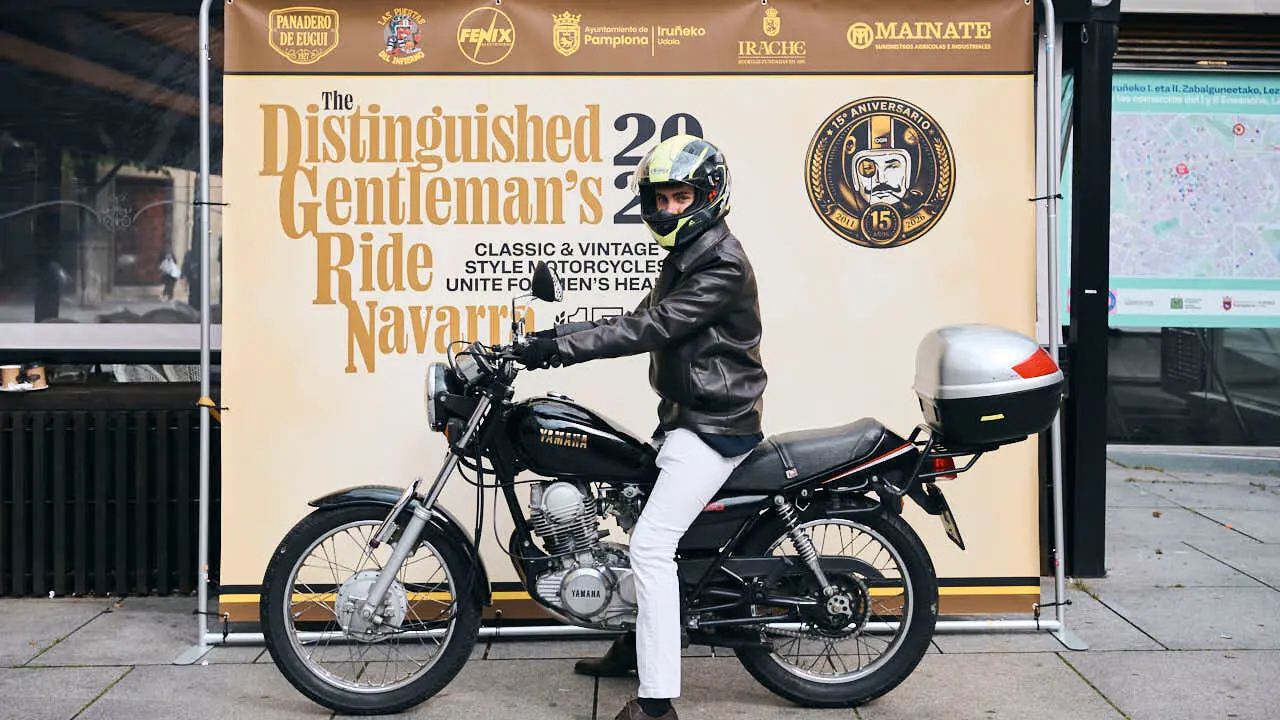 Participantes de la Distinguished Gentleman&rsquo;s Ride recorren Pamplona con sus motos cl&aacute;sicas y vestimenta elegante en una jornada solidaria por la salud masculina. PABLO LASAOSA