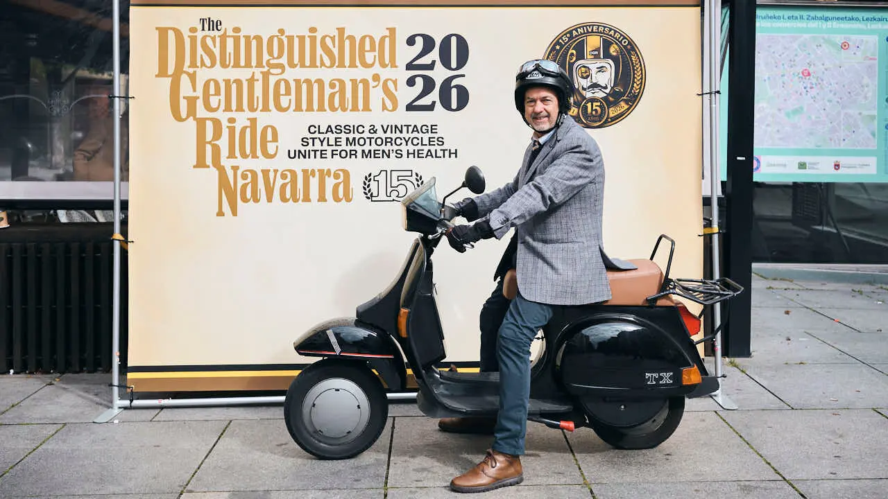 Participantes de la Distinguished Gentleman&rsquo;s Ride recorren Pamplona con sus motos cl&aacute;sicas y vestimenta elegante en una jornada solidaria por la salud masculina. PABLO LASAOSA