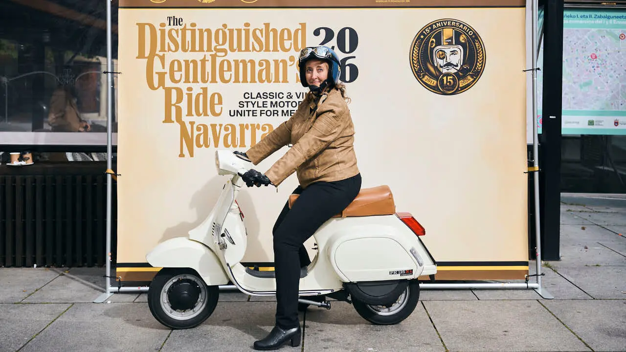 Participantes de la Distinguished Gentleman&rsquo;s Ride recorren Pamplona con sus motos cl&aacute;sicas y vestimenta elegante en una jornada solidaria por la salud masculina. PABLO LASAOSA