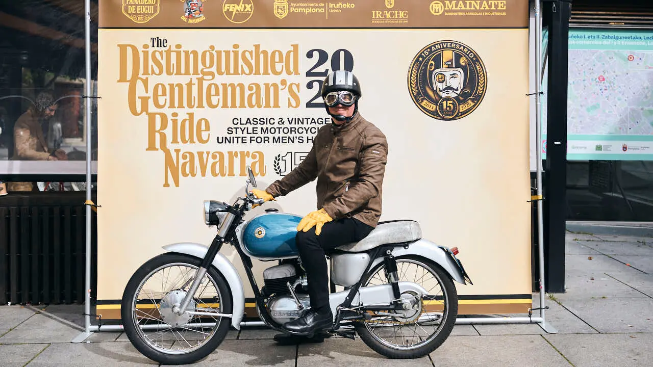 Participantes de la Distinguished Gentleman&rsquo;s Ride recorren Pamplona con sus motos cl&aacute;sicas y vestimenta elegante en una jornada solidaria por la salud masculina. PABLO LASAOSA