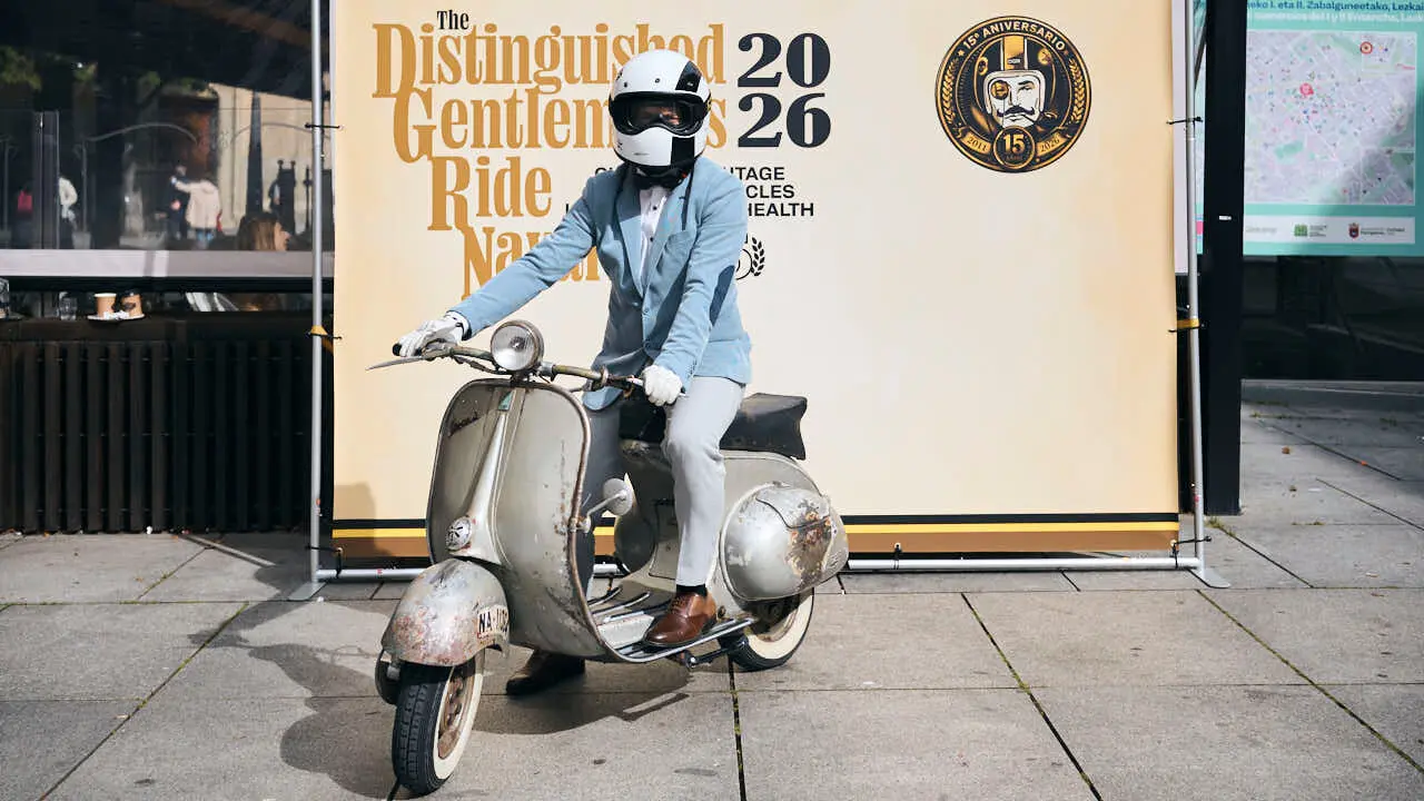 Participantes de la Distinguished Gentleman&rsquo;s Ride recorren Pamplona con sus motos cl&aacute;sicas y vestimenta elegante en una jornada solidaria por la salud masculina. PABLO LASAOSA