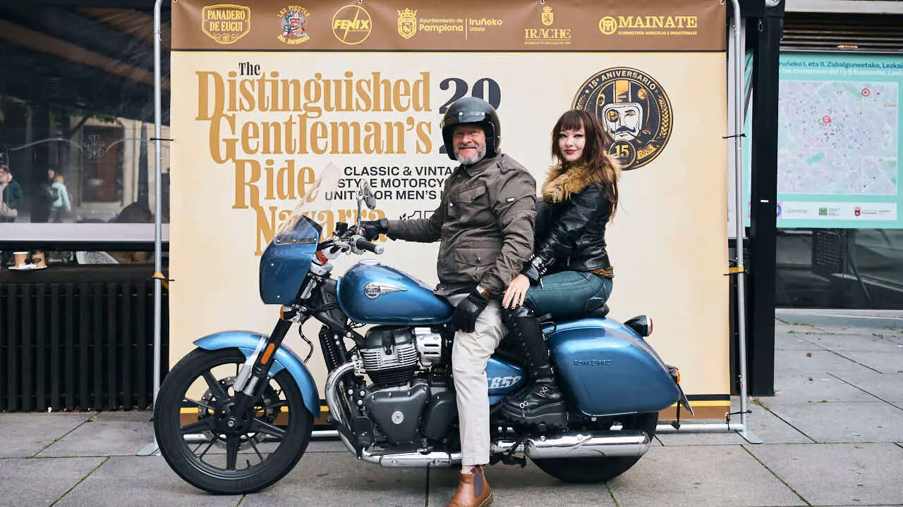 Participantes de la Distinguished Gentleman&rsquo;s Ride recorren Pamplona con sus motos cl&aacute;sicas y vestimenta elegante en una jornada solidaria por la salud masculina. PABLO LASAOSA
