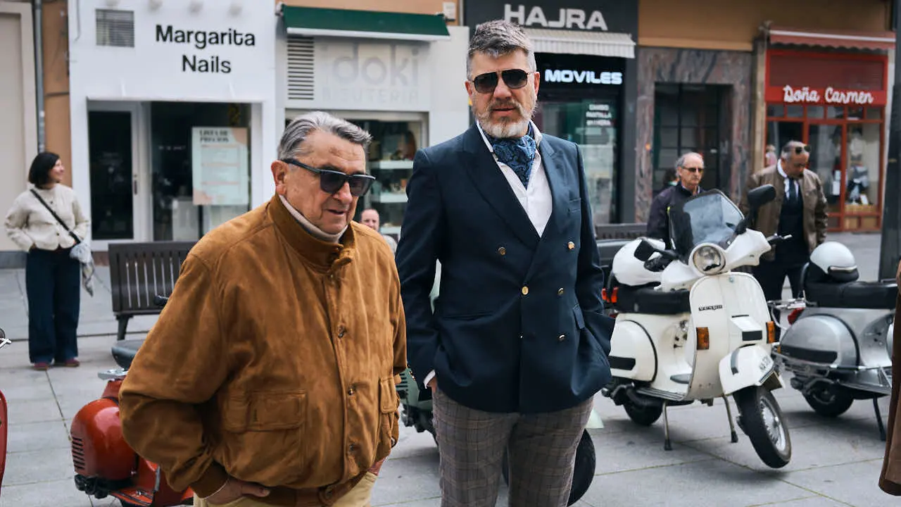 Participantes de la Distinguished Gentleman&rsquo;s Ride recorren Pamplona con sus motos cl&aacute;sicas y vestimenta elegante en una jornada solidaria por la salud masculina. PABLO LASAOSA