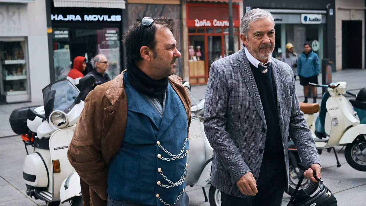 Participantes de la Distinguished Gentleman&rsquo;s Ride recorren Pamplona con sus motos cl&aacute;sicas y vestimenta elegante en una jornada solidaria por la salud masculina. PABLO LASAOSA