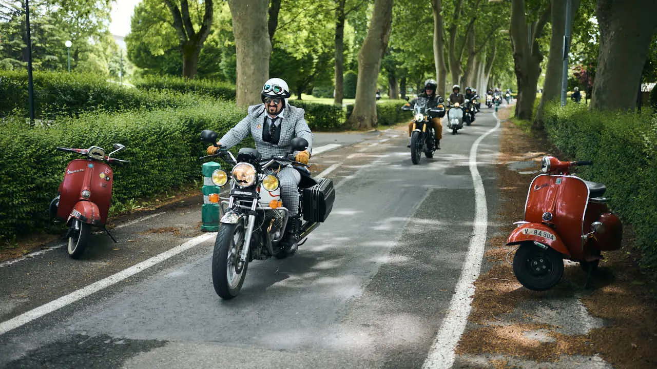 Participantes de la Distinguished Gentleman&rsquo;s Ride recorren Pamplona con sus motos cl&aacute;sicas y vestimenta elegante en una jornada solidaria por la salud masculina. PABLO LASAOSA