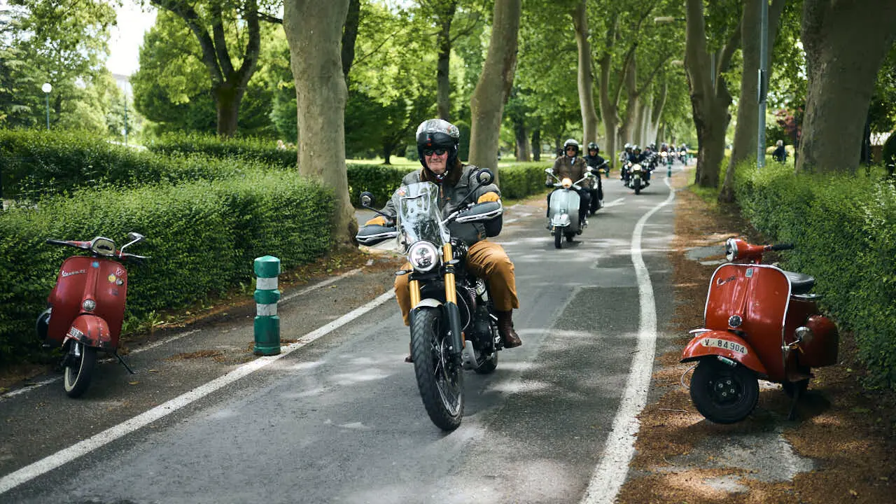 Participantes de la Distinguished Gentleman&rsquo;s Ride recorren Pamplona con sus motos cl&aacute;sicas y vestimenta elegante en una jornada solidaria por la salud masculina. PABLO LASAOSA