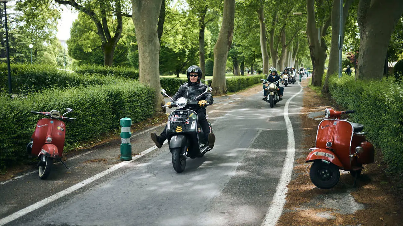Participantes de la Distinguished Gentleman&rsquo;s Ride recorren Pamplona con sus motos cl&aacute;sicas y vestimenta elegante en una jornada solidaria por la salud masculina. PABLO LASAOSA