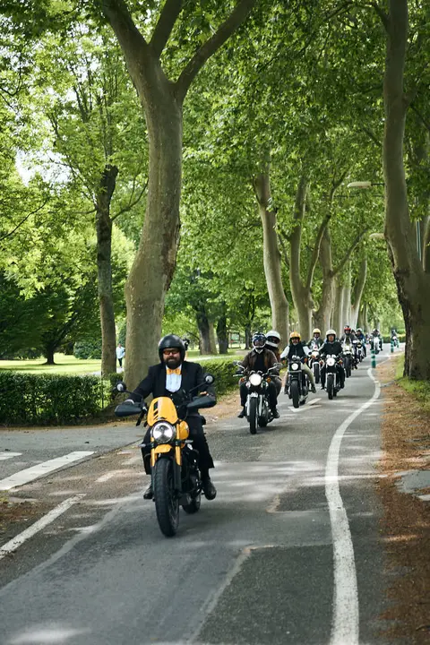 Participantes de la Distinguished Gentleman&rsquo;s Ride recorren Pamplona con sus motos cl&aacute;sicas y vestimenta elegante en una jornada solidaria por la salud masculina. PABLO LASAOSA