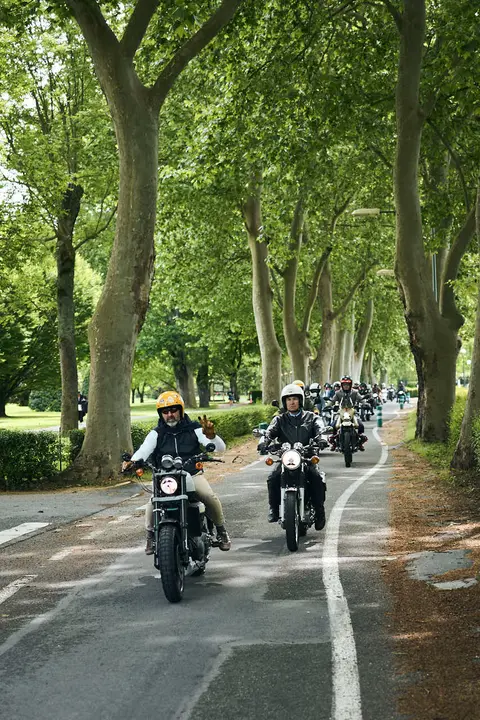 Participantes de la Distinguished Gentleman&rsquo;s Ride recorren Pamplona con sus motos cl&aacute;sicas y vestimenta elegante en una jornada solidaria por la salud masculina. PABLO LASAOSA