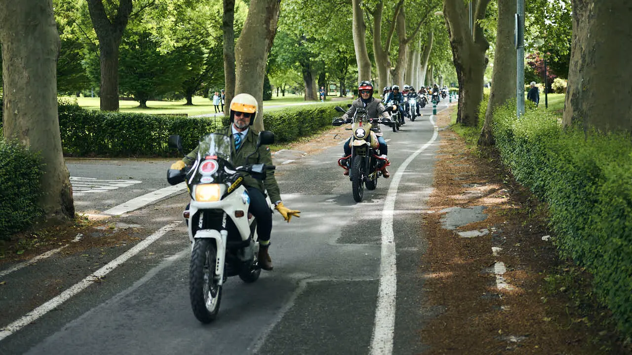 Participantes de la Distinguished Gentleman&rsquo;s Ride recorren Pamplona con sus motos cl&aacute;sicas y vestimenta elegante en una jornada solidaria por la salud masculina. PABLO LASAOSA