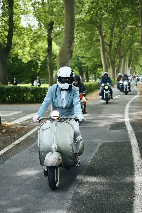 Participantes de la Distinguished Gentleman&rsquo;s Ride recorren Pamplona con sus motos cl&aacute;sicas y vestimenta elegante en una jornada solidaria por la salud masculina. PABLO LASAOSA