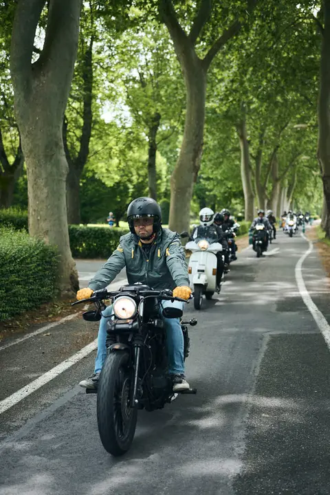Participantes de la Distinguished Gentleman&rsquo;s Ride recorren Pamplona con sus motos cl&aacute;sicas y vestimenta elegante en una jornada solidaria por la salud masculina. PABLO LASAOSA