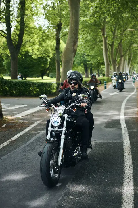 Participantes de la Distinguished Gentleman&rsquo;s Ride recorren Pamplona con sus motos cl&aacute;sicas y vestimenta elegante en una jornada solidaria por la salud masculina. PABLO LASAOSA