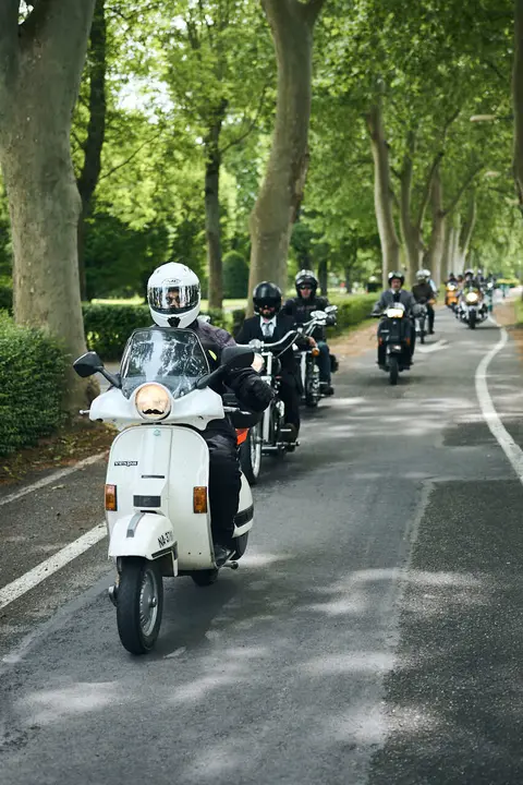 Participantes de la Distinguished Gentleman&rsquo;s Ride recorren Pamplona con sus motos cl&aacute;sicas y vestimenta elegante en una jornada solidaria por la salud masculina. PABLO LASAOSA