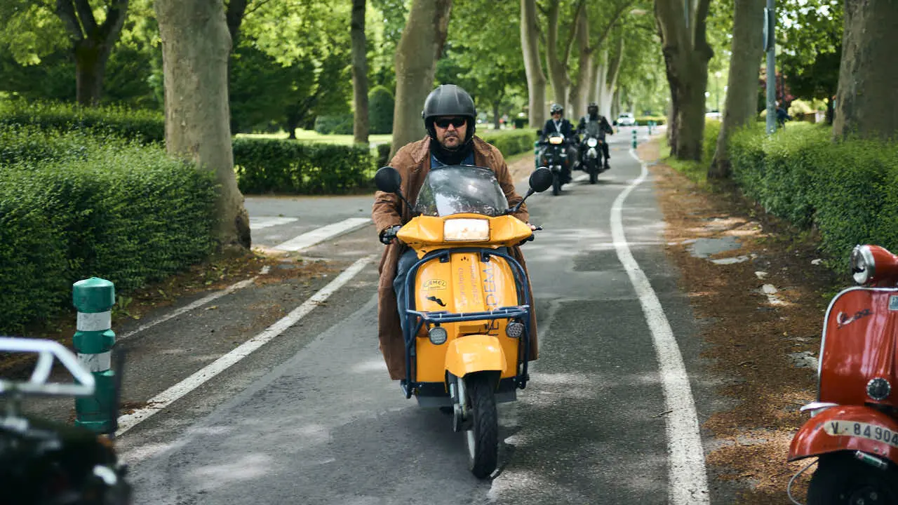 Participantes de la Distinguished Gentleman&rsquo;s Ride recorren Pamplona con sus motos cl&aacute;sicas y vestimenta elegante en una jornada solidaria por la salud masculina. PABLO LASAOSA