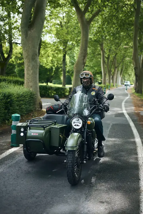 Participantes de la Distinguished Gentleman&rsquo;s Ride recorren Pamplona con sus motos cl&aacute;sicas y vestimenta elegante en una jornada solidaria por la salud masculina. PABLO LASAOSA