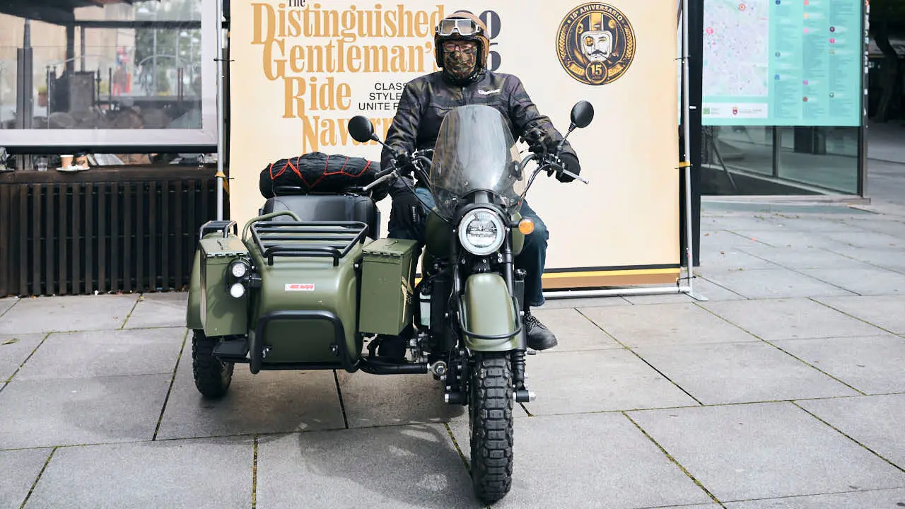Participantes de la Distinguished Gentleman&rsquo;s Ride recorren Pamplona con sus motos cl&aacute;sicas y vestimenta elegante en una jornada solidaria por la salud masculina. PABLO LASAOSA