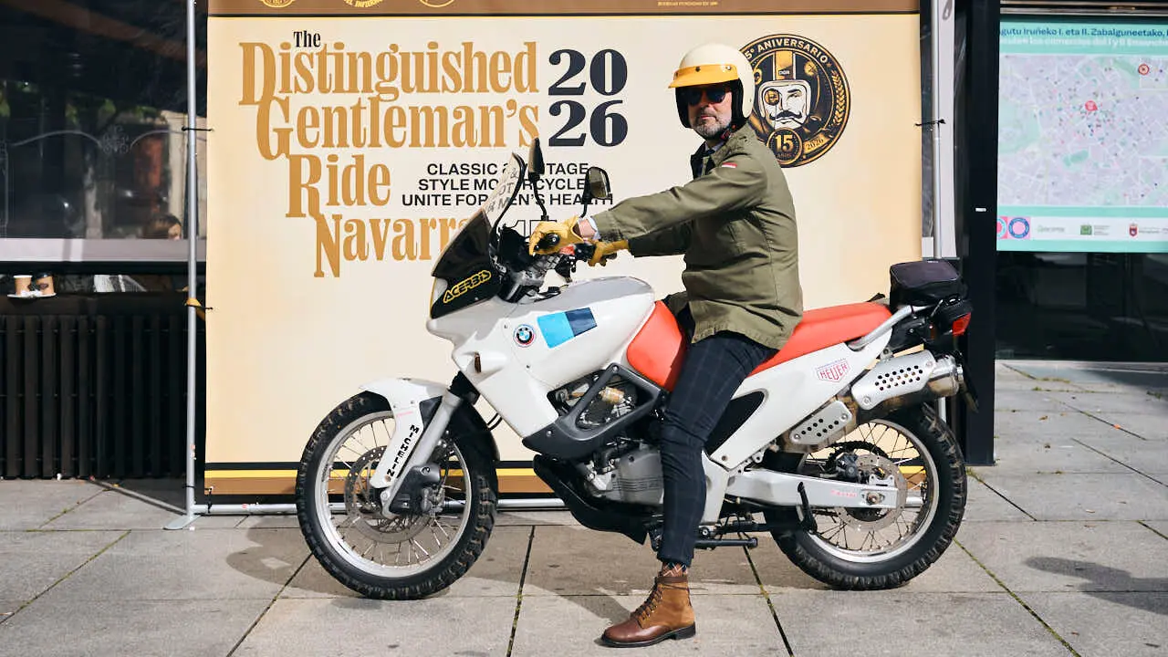 Participantes de la Distinguished Gentleman&rsquo;s Ride recorren Pamplona con sus motos cl&aacute;sicas y vestimenta elegante en una jornada solidaria por la salud masculina. PABLO LASAOSA