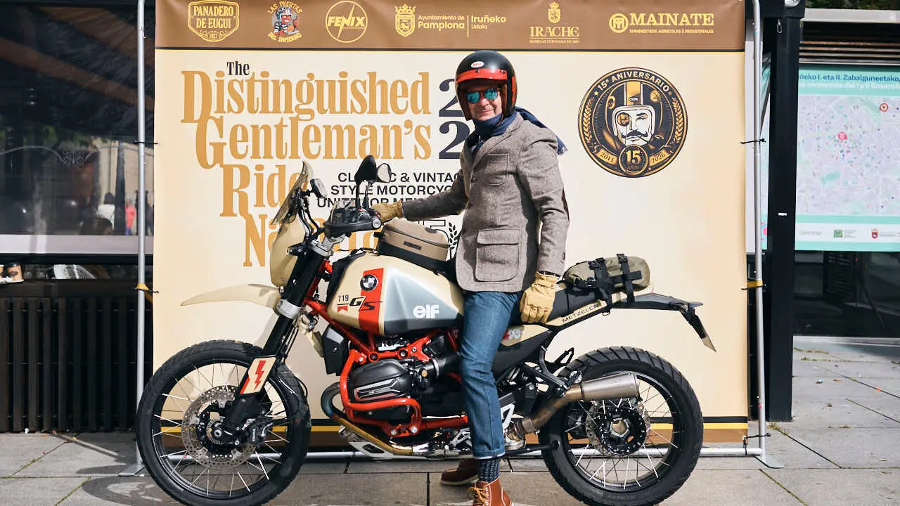 Participantes de la Distinguished Gentleman&rsquo;s Ride recorren Pamplona con sus motos cl&aacute;sicas y vestimenta elegante en una jornada solidaria por la salud masculina. PABLO LASAOSA