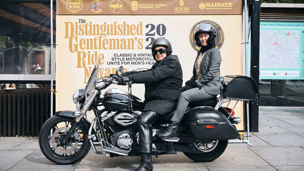 Participantes de la Distinguished Gentleman&rsquo;s Ride recorren Pamplona con sus motos cl&aacute;sicas y vestimenta elegante en una jornada solidaria por la salud masculina. PABLO LASAOSA
