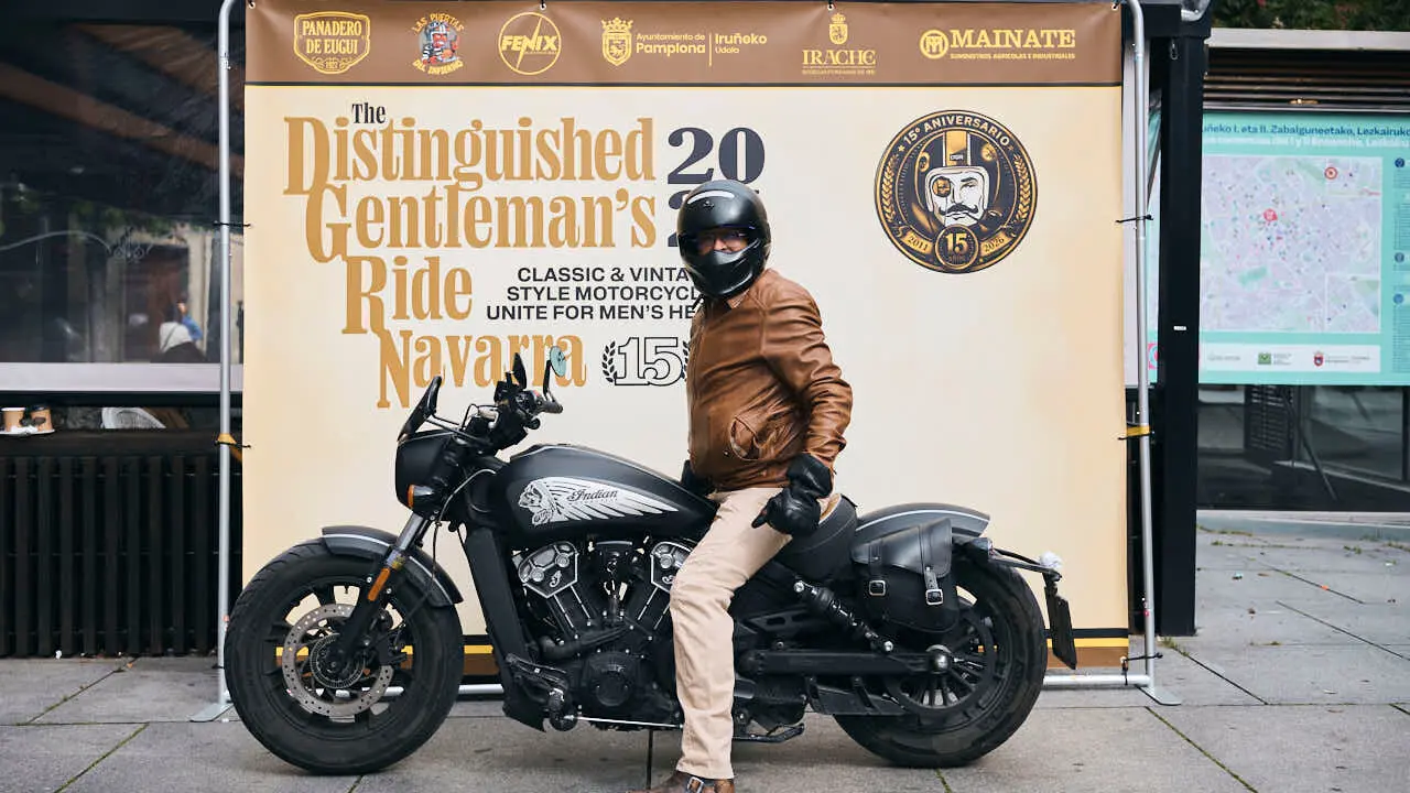 Participantes de la Distinguished Gentleman&rsquo;s Ride recorren Pamplona con sus motos cl&aacute;sicas y vestimenta elegante en una jornada solidaria por la salud masculina. PABLO LASAOSA
