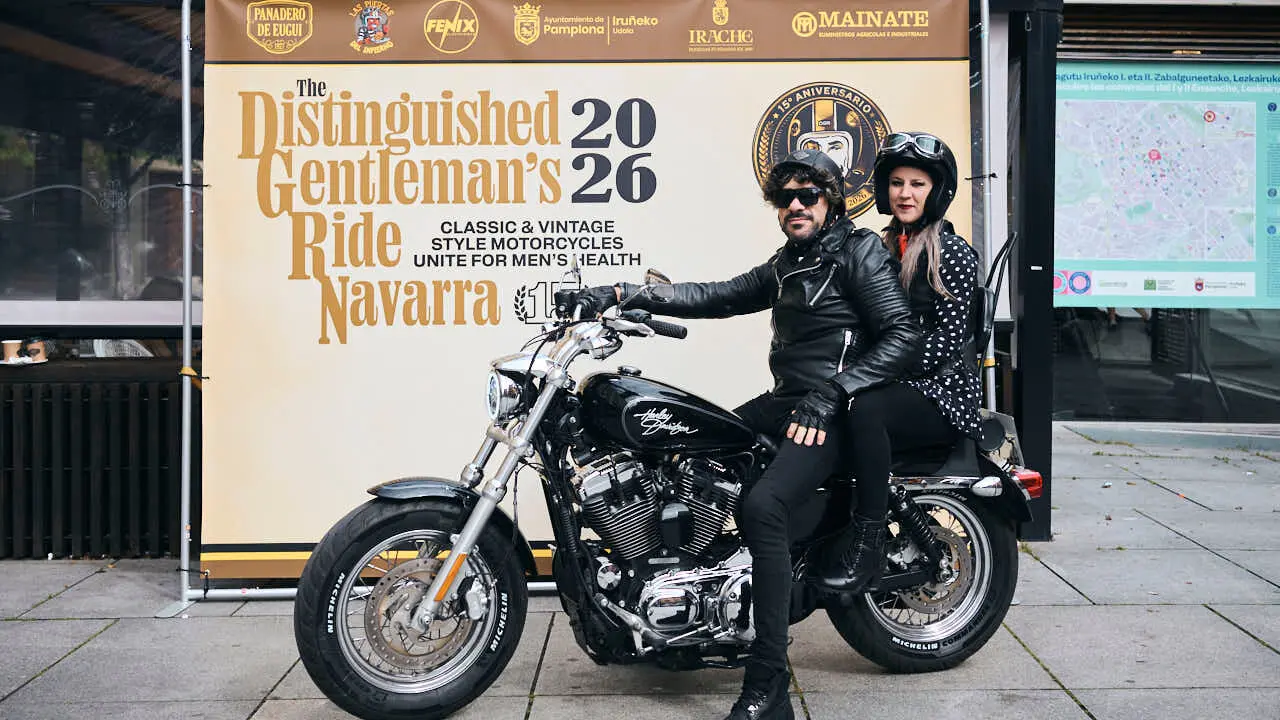 Participantes de la Distinguished Gentleman&rsquo;s Ride recorren Pamplona con sus motos cl&aacute;sicas y vestimenta elegante en una jornada solidaria por la salud masculina. PABLO LASAOSA