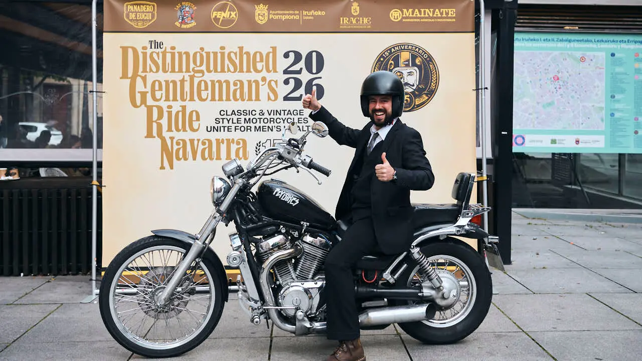 Participantes de la Distinguished Gentleman&rsquo;s Ride recorren Pamplona con sus motos cl&aacute;sicas y vestimenta elegante en una jornada solidaria por la salud masculina. PABLO LASAOSA