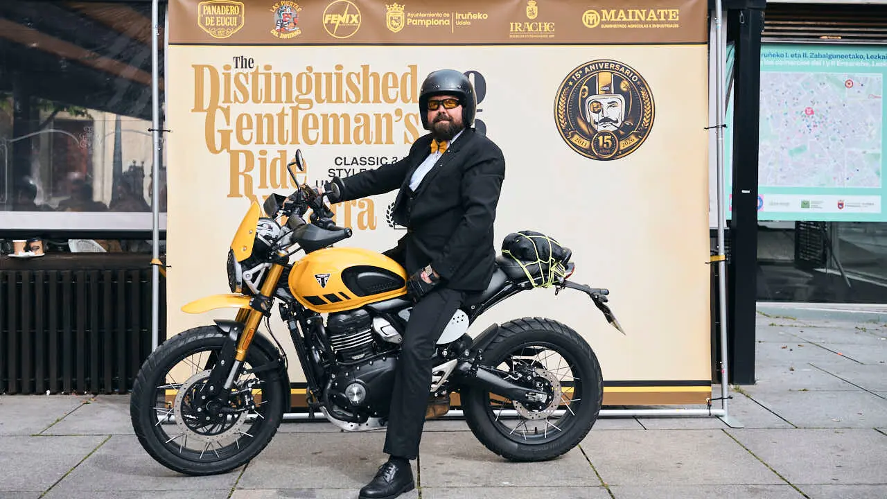 Participantes de la Distinguished Gentleman&rsquo;s Ride recorren Pamplona con sus motos cl&aacute;sicas y vestimenta elegante en una jornada solidaria por la salud masculina. PABLO LASAOSA