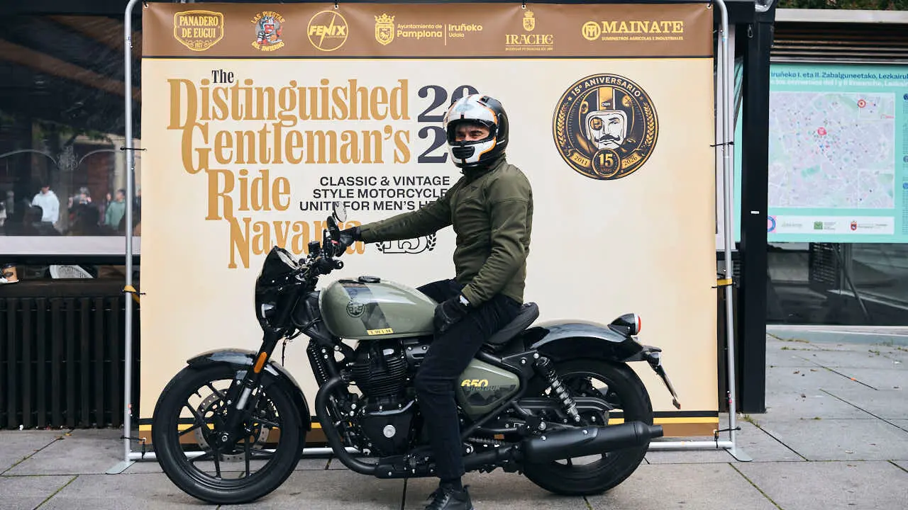 Participantes de la Distinguished Gentleman&rsquo;s Ride recorren Pamplona con sus motos cl&aacute;sicas y vestimenta elegante en una jornada solidaria por la salud masculina. PABLO LASAOSA