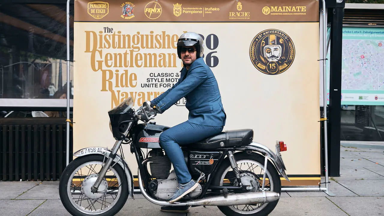 Participantes de la Distinguished Gentleman&rsquo;s Ride recorren Pamplona con sus motos cl&aacute;sicas y vestimenta elegante en una jornada solidaria por la salud masculina. PABLO LASAOSA