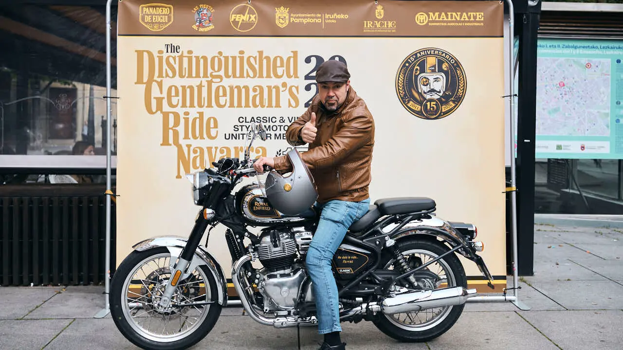 Participantes de la Distinguished Gentleman&rsquo;s Ride recorren Pamplona con sus motos cl&aacute;sicas y vestimenta elegante en una jornada solidaria por la salud masculina. PABLO LASAOSA