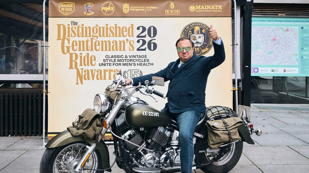 Participantes de la Distinguished Gentleman&rsquo;s Ride recorren Pamplona con sus motos cl&aacute;sicas y vestimenta elegante en una jornada solidaria por la salud masculina. PABLO LASAOSA