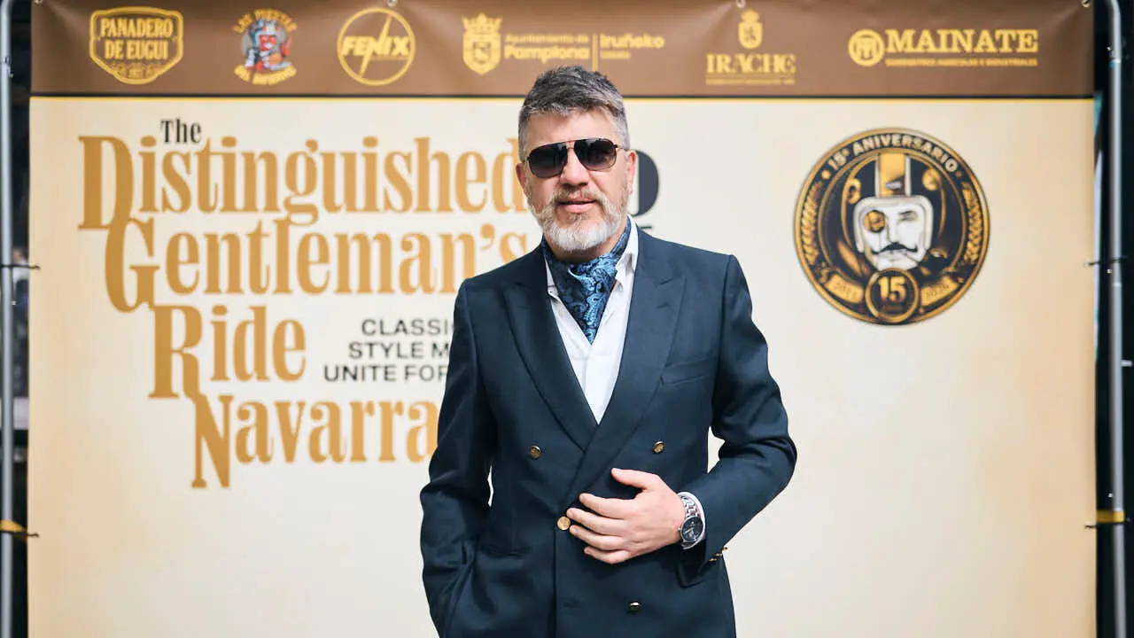 Participantes de la Distinguished Gentleman&rsquo;s Ride recorren Pamplona con sus motos cl&aacute;sicas y vestimenta elegante en una jornada solidaria por la salud masculina. PABLO LASAOSA