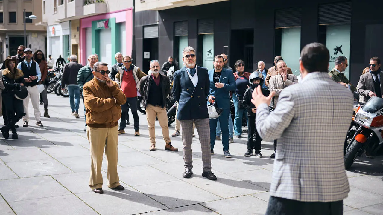 Participantes de la Distinguished Gentleman&rsquo;s Ride recorren Pamplona con sus motos cl&aacute;sicas y vestimenta elegante en una jornada solidaria por la salud masculina. PABLO LASAOSA