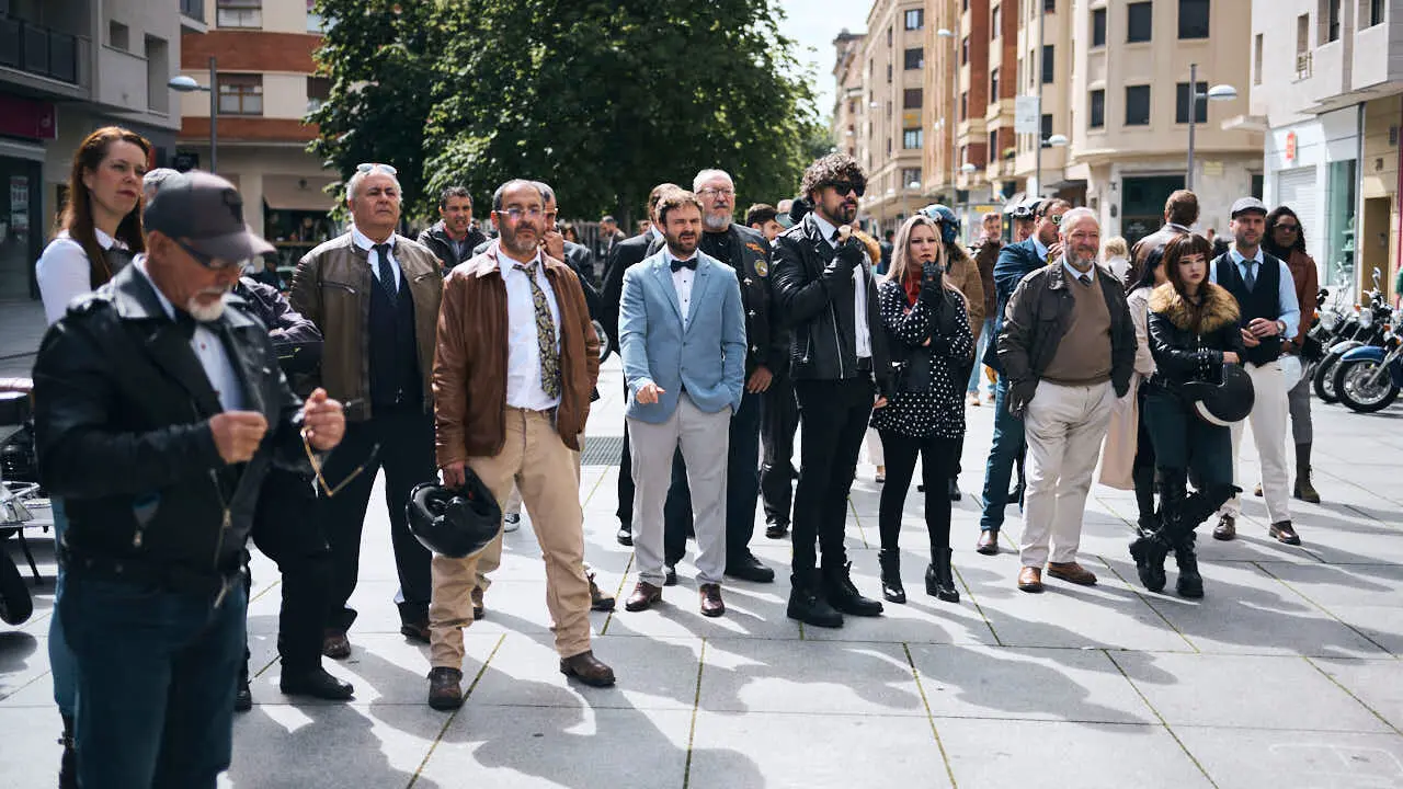 Participantes de la Distinguished Gentleman&rsquo;s Ride recorren Pamplona con sus motos cl&aacute;sicas y vestimenta elegante en una jornada solidaria por la salud masculina. PABLO LASAOSA
