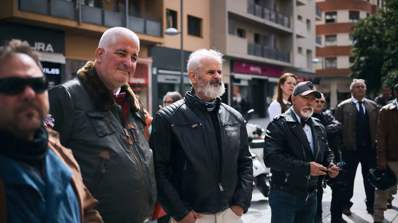 Participantes de la Distinguished Gentleman&rsquo;s Ride recorren Pamplona con sus motos cl&aacute;sicas y vestimenta elegante en una jornada solidaria por la salud masculina. PABLO LASAOSA