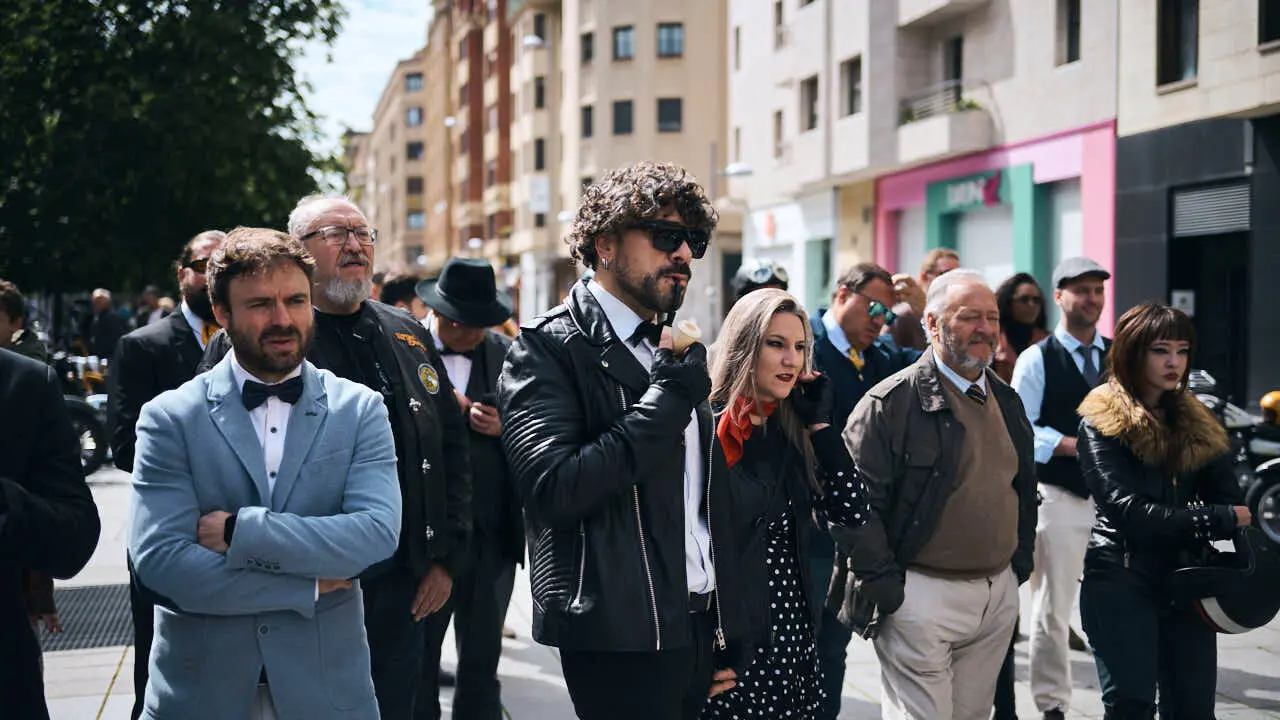 Participantes de la Distinguished Gentleman&rsquo;s Ride recorren Pamplona con sus motos cl&aacute;sicas y vestimenta elegante en una jornada solidaria por la salud masculina. PABLO LASAOSA