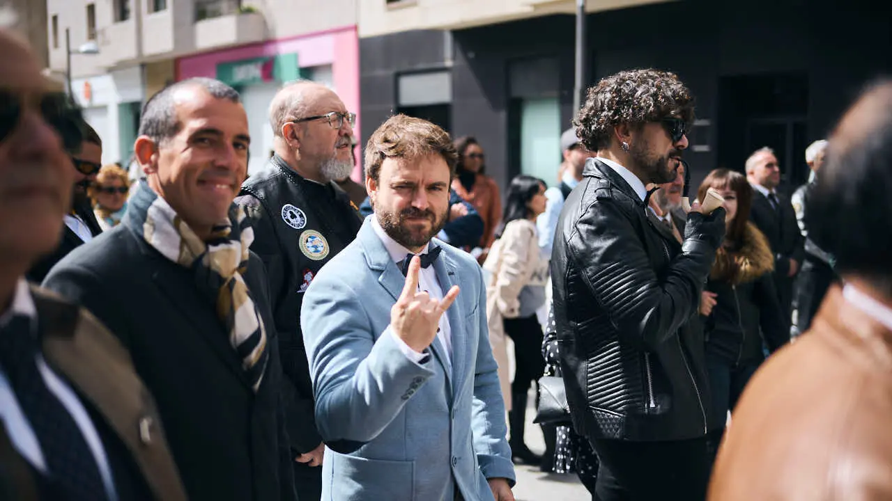 Participantes de la Distinguished Gentleman&rsquo;s Ride recorren Pamplona con sus motos cl&aacute;sicas y vestimenta elegante en una jornada solidaria por la salud masculina. PABLO LASAOSA