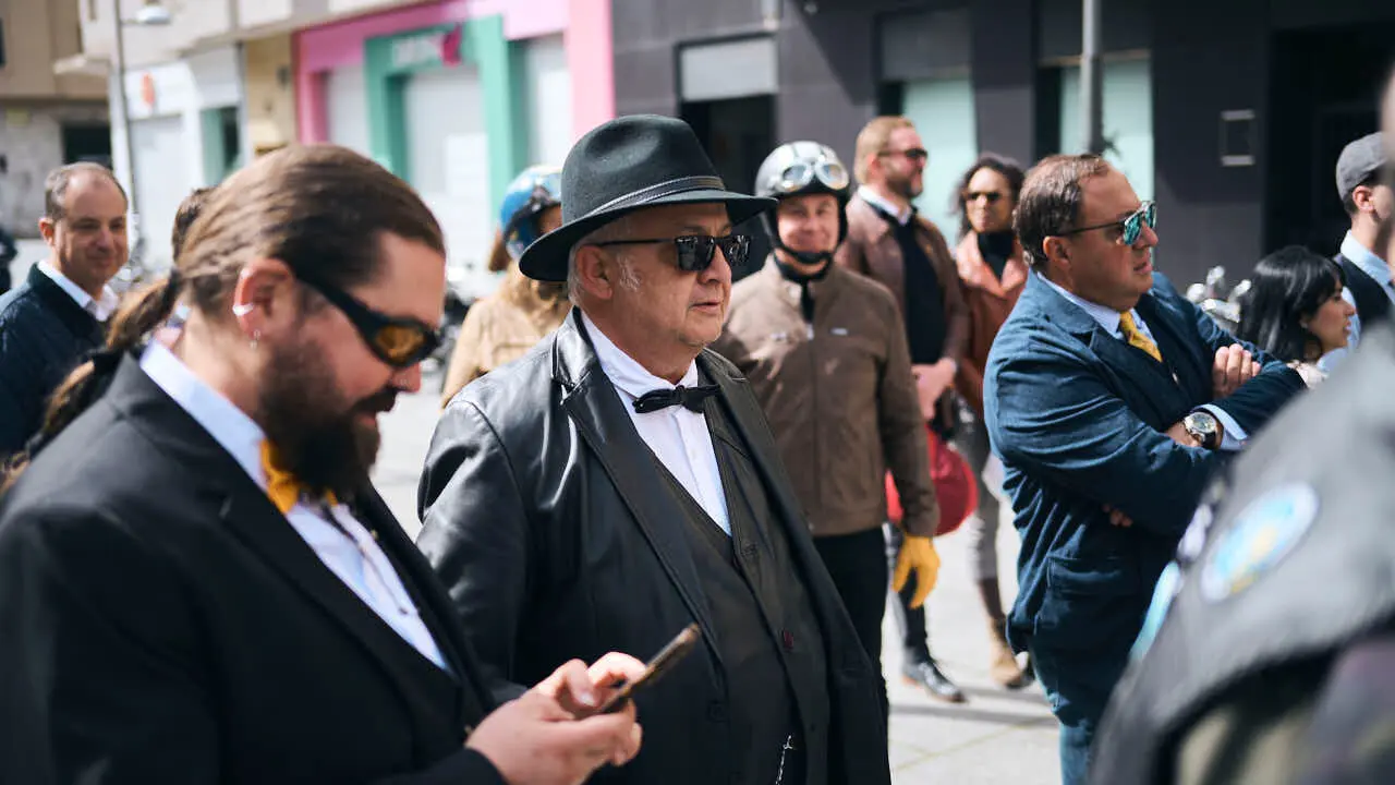 Participantes de la Distinguished Gentleman&rsquo;s Ride recorren Pamplona con sus motos cl&aacute;sicas y vestimenta elegante en una jornada solidaria por la salud masculina. PABLO LASAOSA