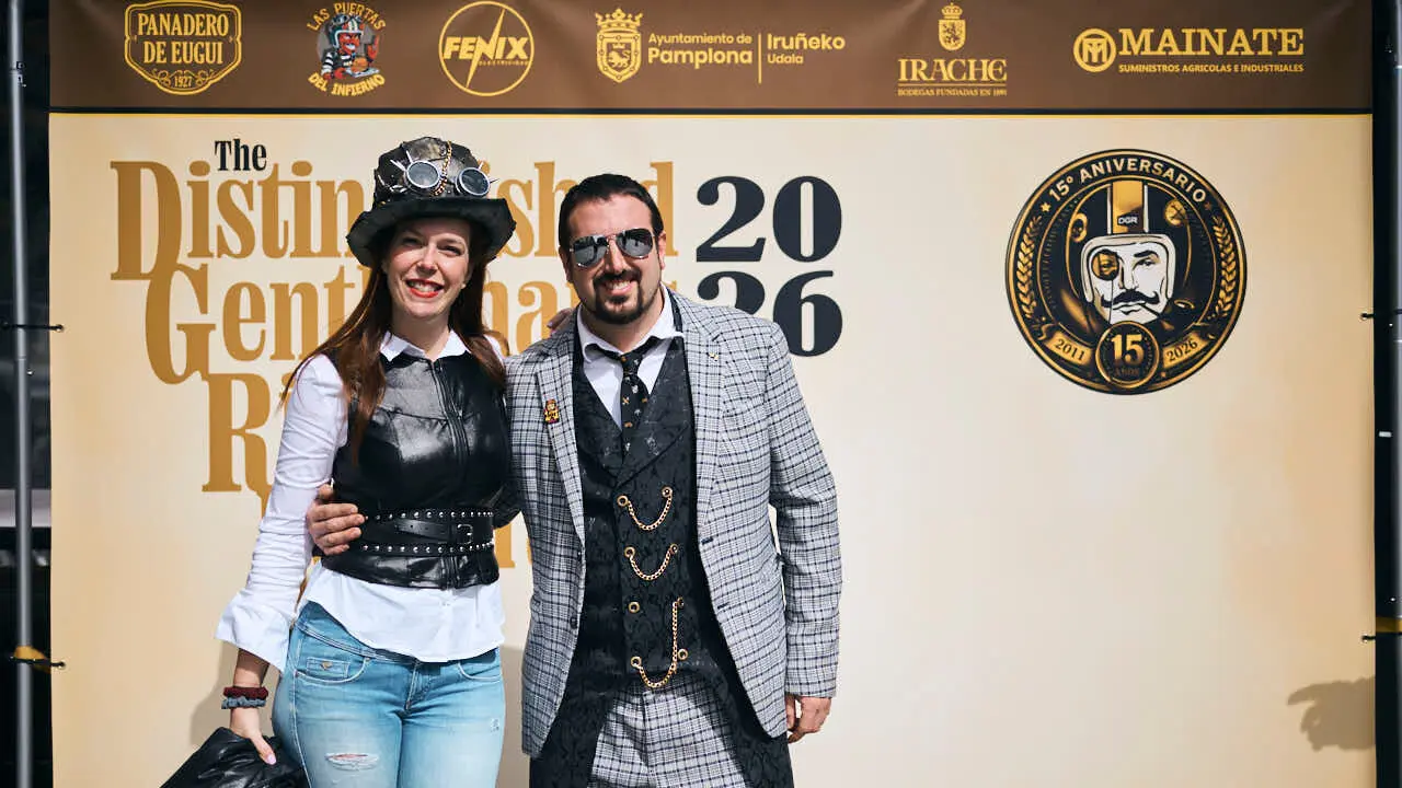 Participantes de la Distinguished Gentleman&rsquo;s Ride recorren Pamplona con sus motos cl&aacute;sicas y vestimenta elegante en una jornada solidaria por la salud masculina. PABLO LASAOSA