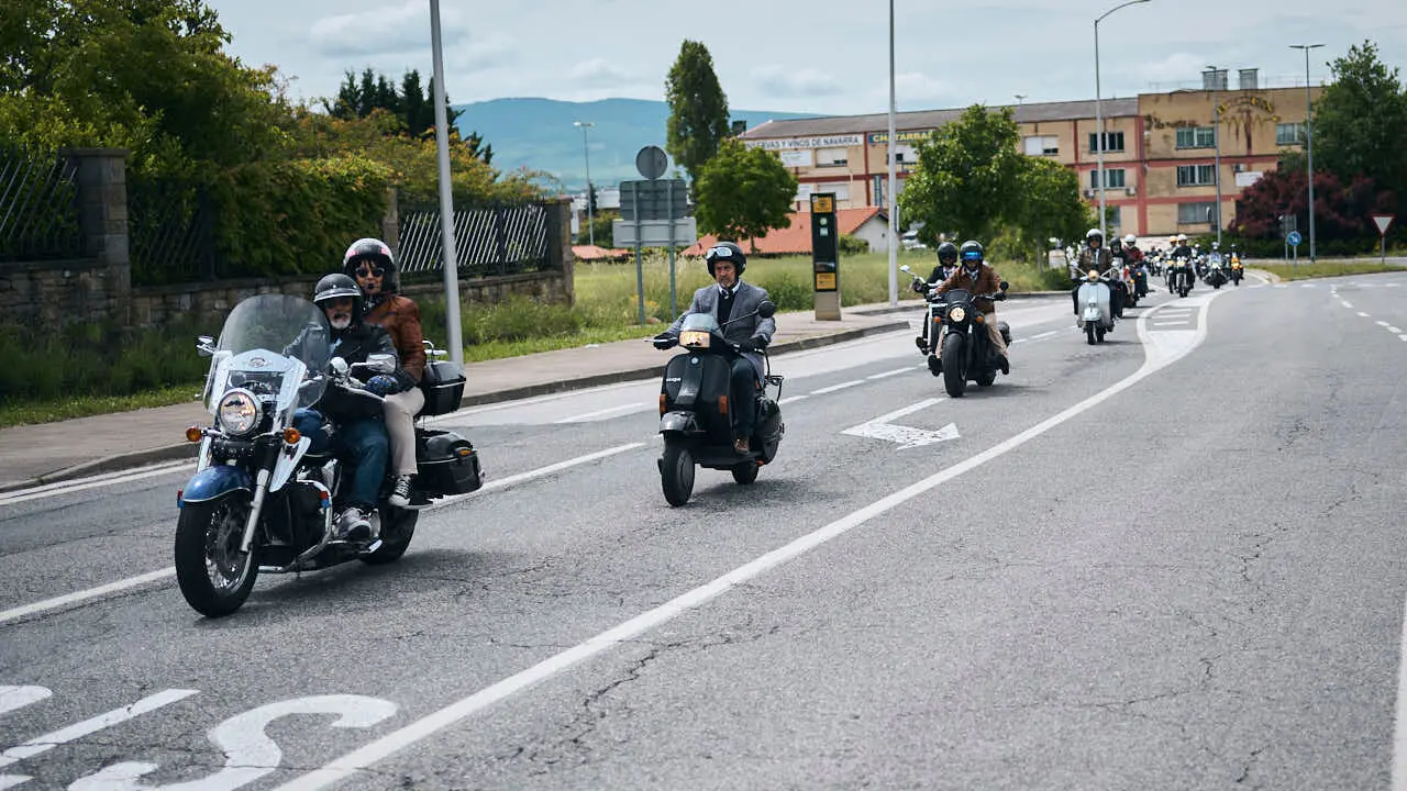 Participantes de la Distinguished Gentleman&rsquo;s Ride recorren Pamplona con sus motos cl&aacute;sicas y vestimenta elegante en una jornada solidaria por la salud masculina. PABLO LASAOSA