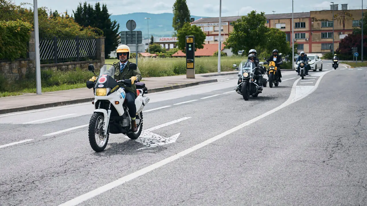 Participantes de la Distinguished Gentleman&rsquo;s Ride recorren Pamplona con sus motos cl&aacute;sicas y vestimenta elegante en una jornada solidaria por la salud masculina. PABLO LASAOSA