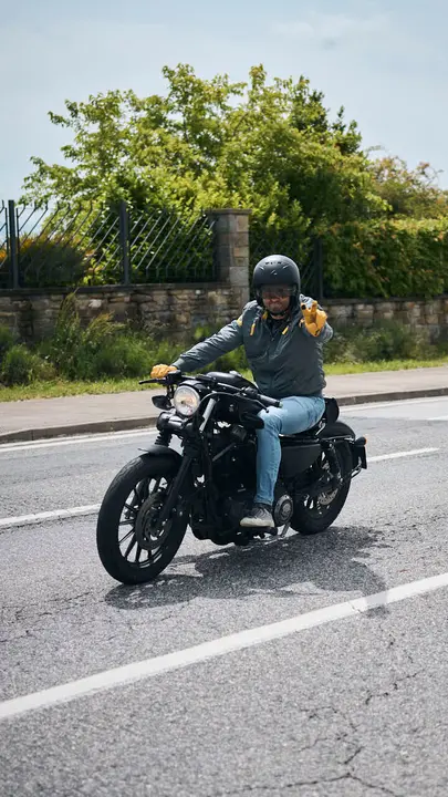 Participantes de la Distinguished Gentleman&rsquo;s Ride recorren Pamplona con sus motos cl&aacute;sicas y vestimenta elegante en una jornada solidaria por la salud masculina. PABLO LASAOSA