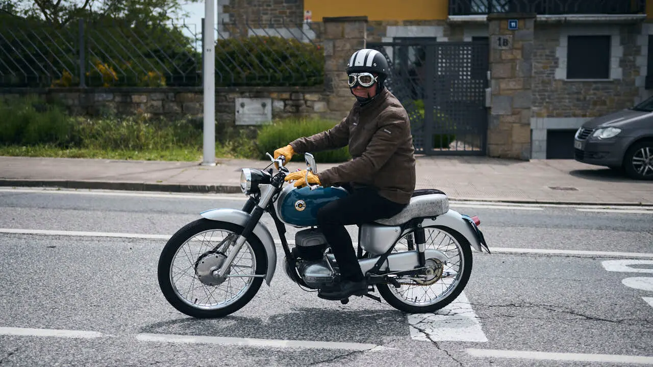 Participantes de la Distinguished Gentleman&rsquo;s Ride recorren Pamplona con sus motos cl&aacute;sicas y vestimenta elegante en una jornada solidaria por la salud masculina. PABLO LASAOSA