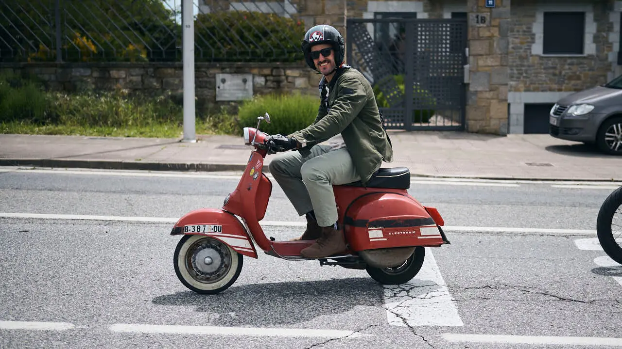 Participantes de la Distinguished Gentleman&rsquo;s Ride recorren Pamplona con sus motos cl&aacute;sicas y vestimenta elegante en una jornada solidaria por la salud masculina. PABLO LASAOSA