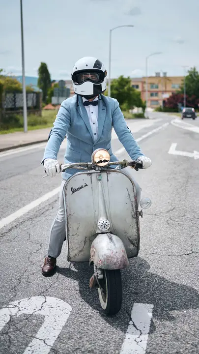 Participantes de la Distinguished Gentleman&rsquo;s Ride recorren Pamplona con sus motos cl&aacute;sicas y vestimenta elegante en una jornada solidaria por la salud masculina. PABLO LASAOSA